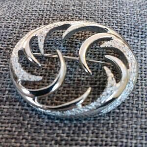 Vintage 1978 Signed Sarah Coventry Textured Swirl Silver Tone Brooch Pin